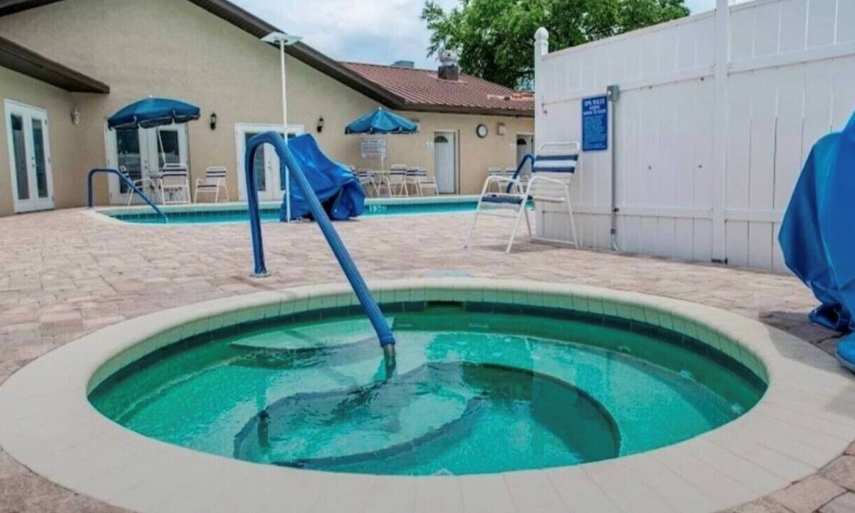 Zephyrhills South House | Cozy Florida Retreat w/Spacious Porch- Sleeps 4