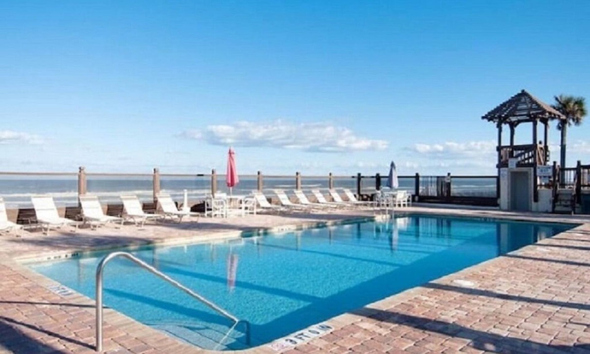 South Peninsula Historic District Condo | Cozy Just Renovated Clean Ocean View Condo Private Beach Access + Pools WiFi