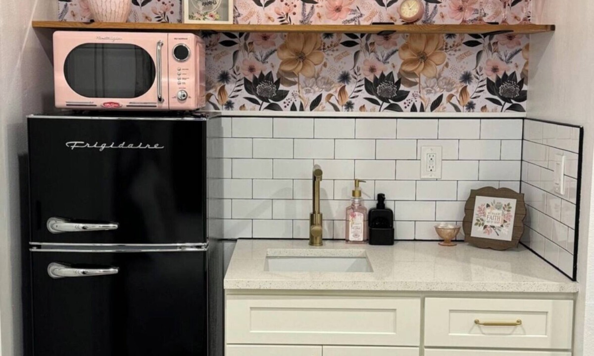 Coleman Apartment | Cozy Pink Vintage Studio with Private Fenced Yard