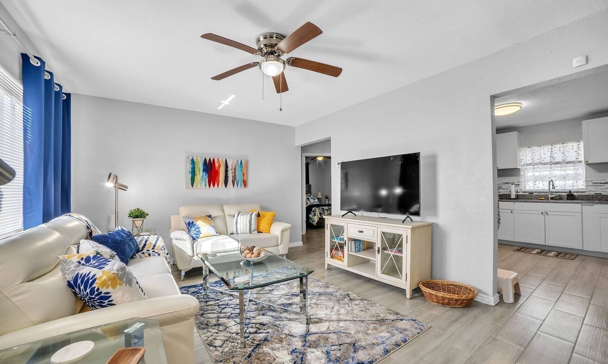 Plant City House | Cozy Plant City Home by RedAwning