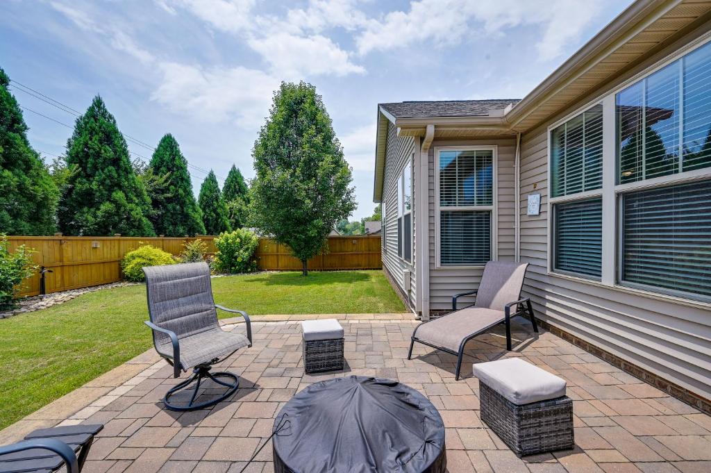Greenville House | Cozy South Carolina Retreat w/Patio & Fireplace!