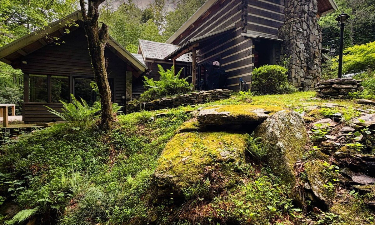 Ferguson Cabin | Creekside Cabin - Romantic Couples Getaway!