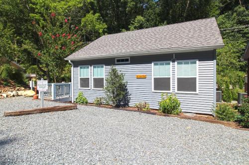 Bryson City Ski Chalet | Creekside Delight Beautifully Equipped Creekside Cottage