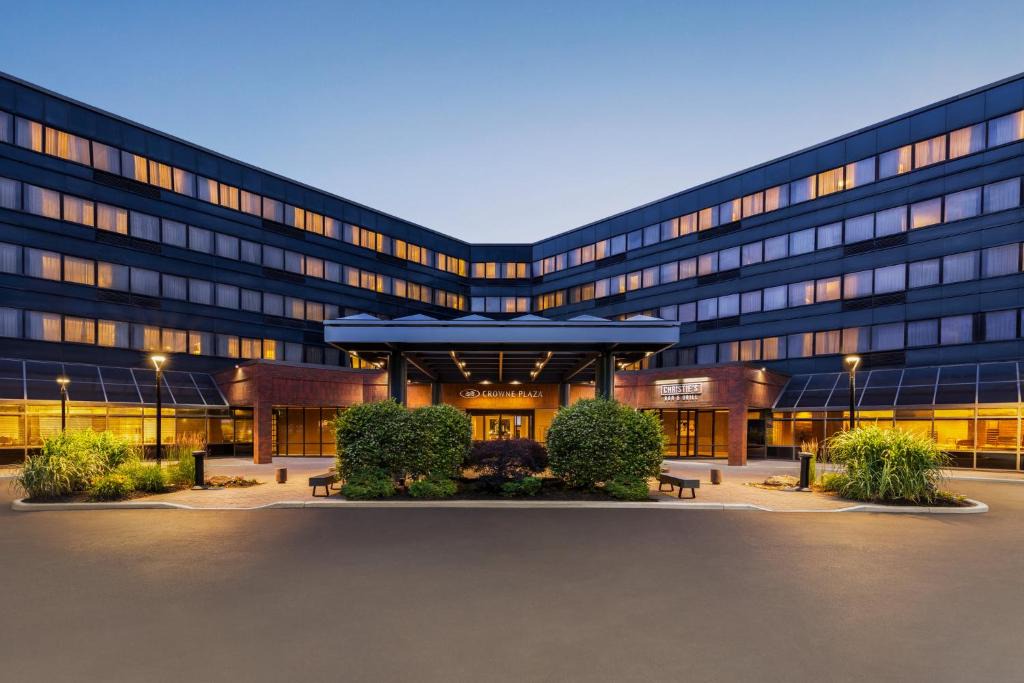Edison Hotel | Crowne Plaza Edison by IHG