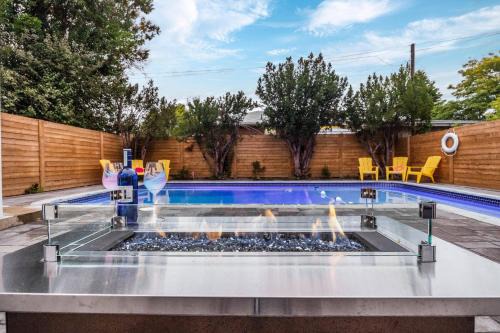 Dorset Park House | Custom Luxury 2BR Marble Pool Games Rm Fire Pit