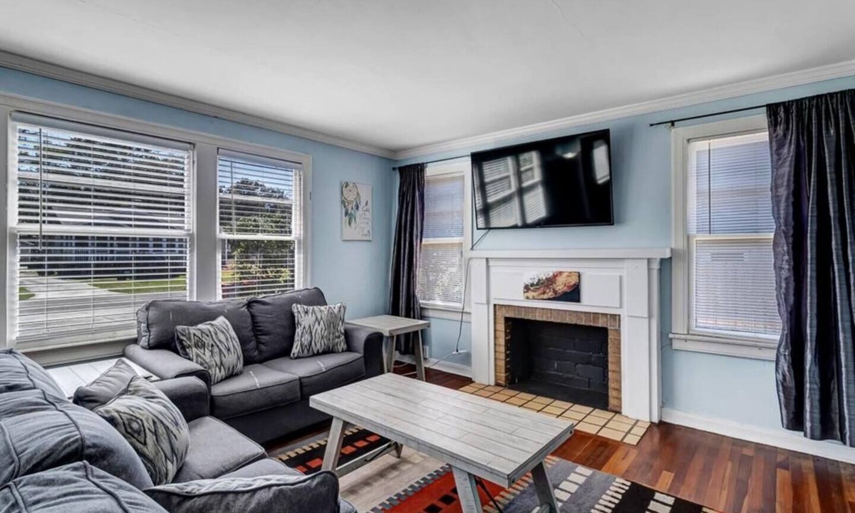 Lakeshore South House | Cute cottage in Central Jax | 10 min from NAS Jax