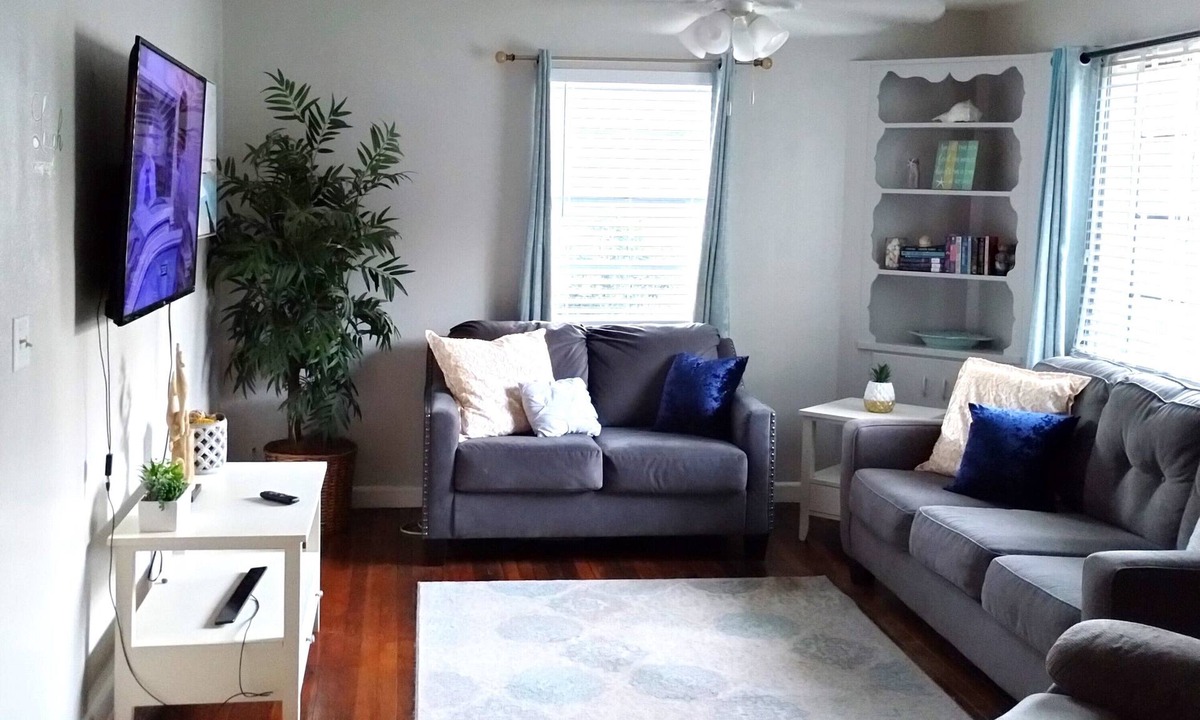 Gulfport House | Cute & Cozy Cottage In The Heart of Gulfport
