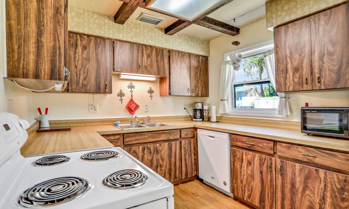 St. Petersburg Cottage | Cute Ranch Home w/ Spacious Backyard, Grill & Brand-New Deck – Near Beaches