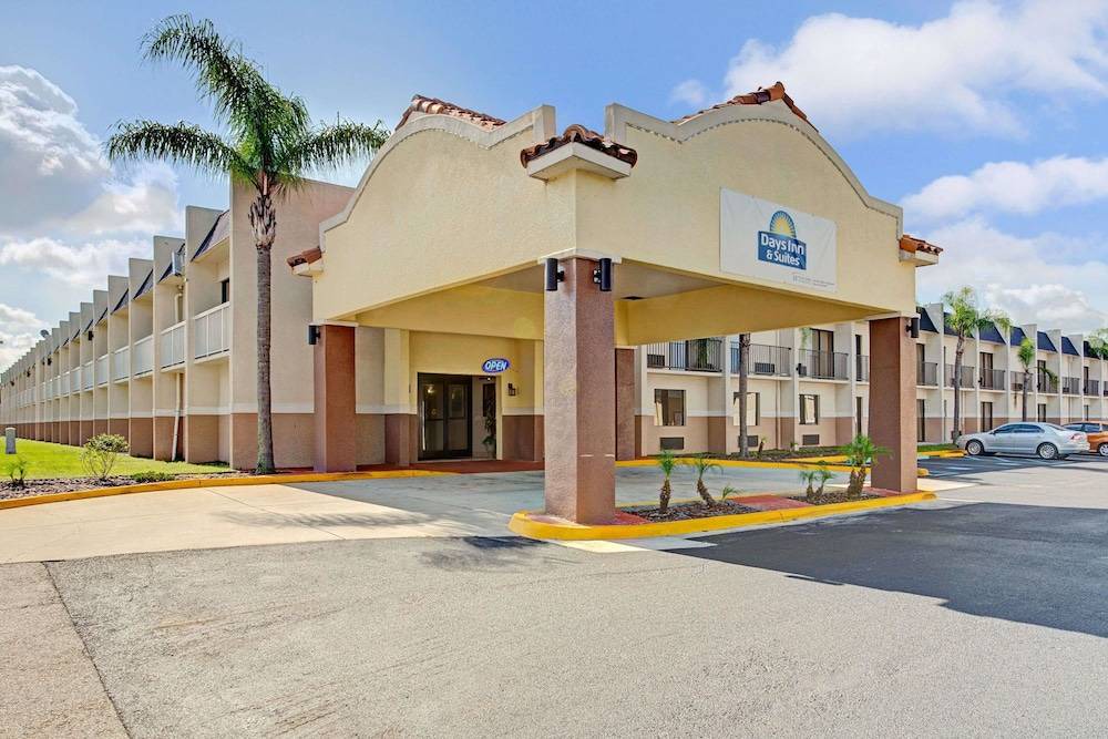 Tampa Hotel | Days Inn & Suites by Wyndham Tampa near Ybor City
