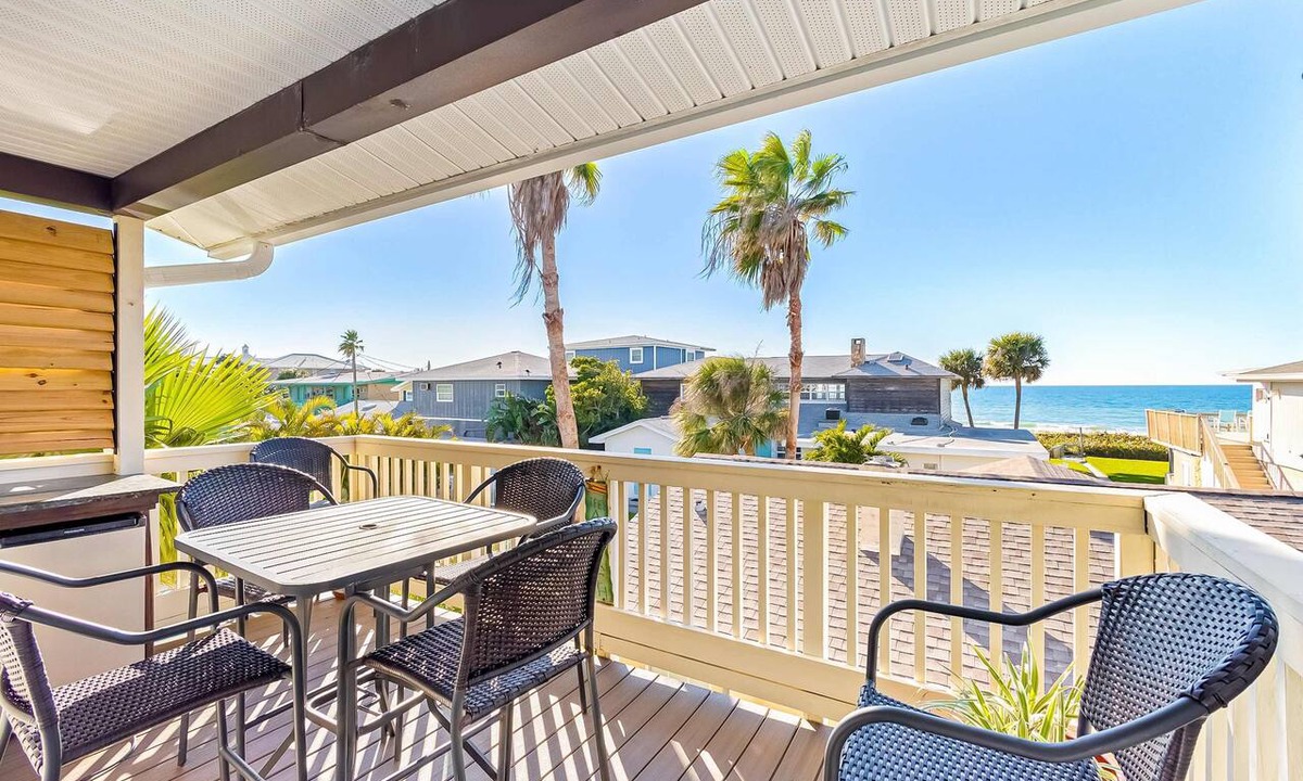 Belleair Beach Condo | Delightful condo with beach and pool access washer dryer
