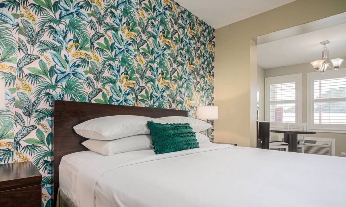 St. Augustine Hotel | Digital Retro Boutique Hotel - Single Queen with Breakfast Nook