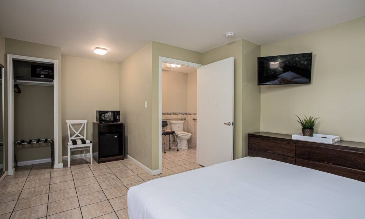 St. Augustine Hotel | Digital Retro Boutique Hotel - Wheelchair Accessible Single Queen Near Downtown St. Augustine & the Beach