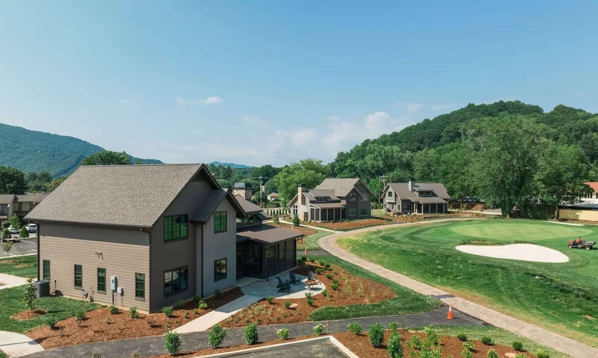 Waynesville Hotel | Direct Golf Course Access + Pool. Gym. Restaurant.