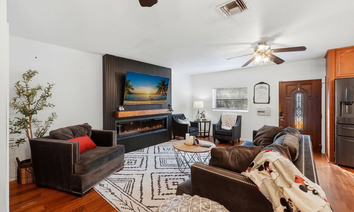 Campbell House | Disney-Inspired Mickey 4BR Family Getaway with Games!