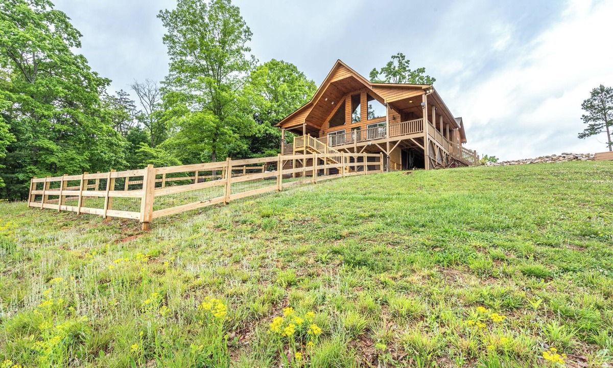 Murphy Ski Chalet | Dog-Friendly Chalet w/Fenced Yard, Dog Door & Deck, Sleeps 6