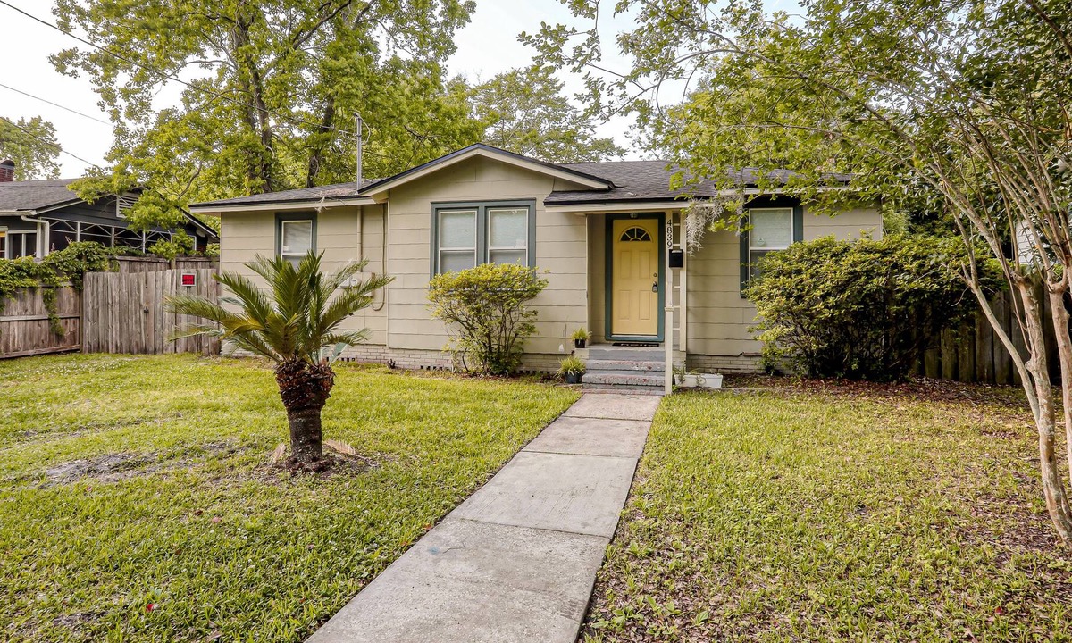 Lakeshore South House | Dog-friendly home with large enclosed yard, central AC, WiFi - snowbirds welcome