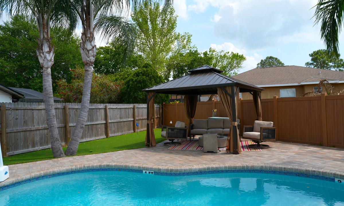 Oldsmar House | DOG friendly pool home close to the BEACH!