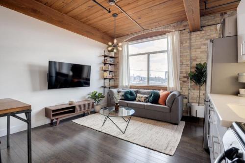 Parkdale Apartment | Downtown 1BR Modern Condo