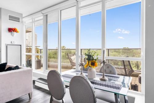 Fort York Apartment | Downtown 2BR plus Den Condo with Lake Views and Parking