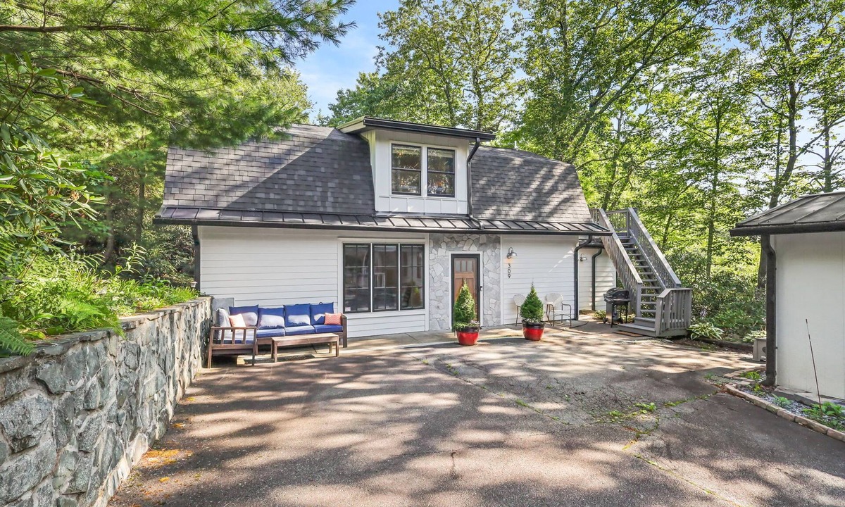 Blowing Rock Cottage | Downtown Blowing Rock Retreat - Walk Everywhere - Family-Friendly - Sleeps 8