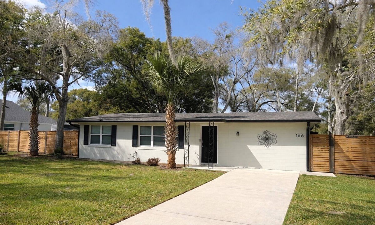 Clermont Apartment | -Downtown Clermont Duplex Near Waterfront Park-Unit B & C-