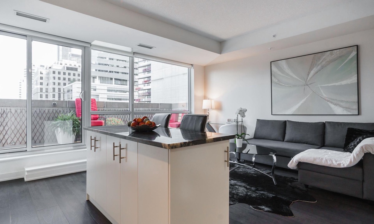 Financial District Condo | Downtown-Modern-Bright Steps to Shangri-La Hotel