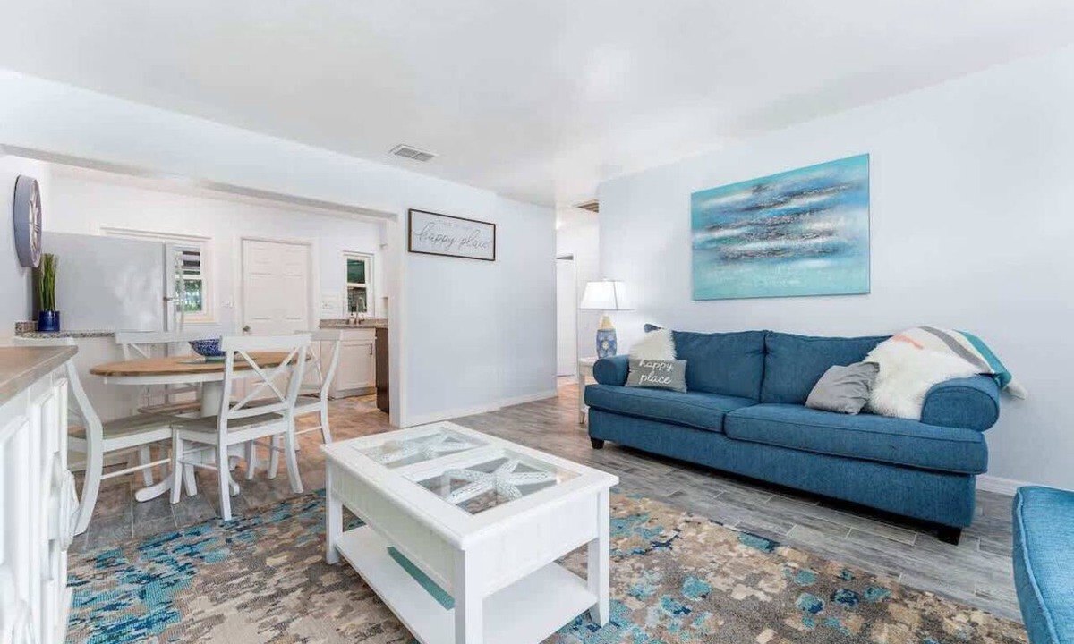 Laurel Park Apartment | Downtown SRQ *Laurel Park * 2 bedrooms * 75” TV