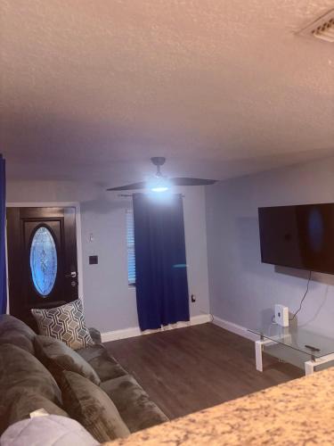 Pine Hills House | Downtown & Stadium Cozy 3 BDRM Retreat