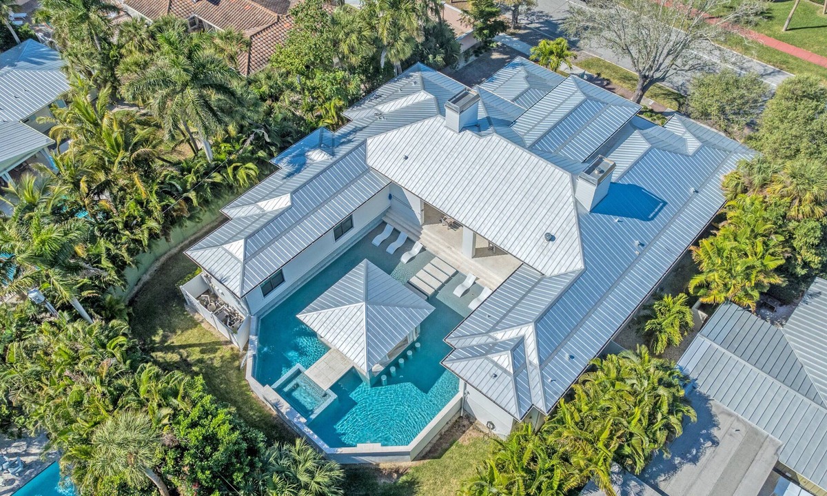 Saint Armands Key House | Dream Island | Walk to Lido Beach, Heated Pool & Spa, Pet Friendly Coastal Home