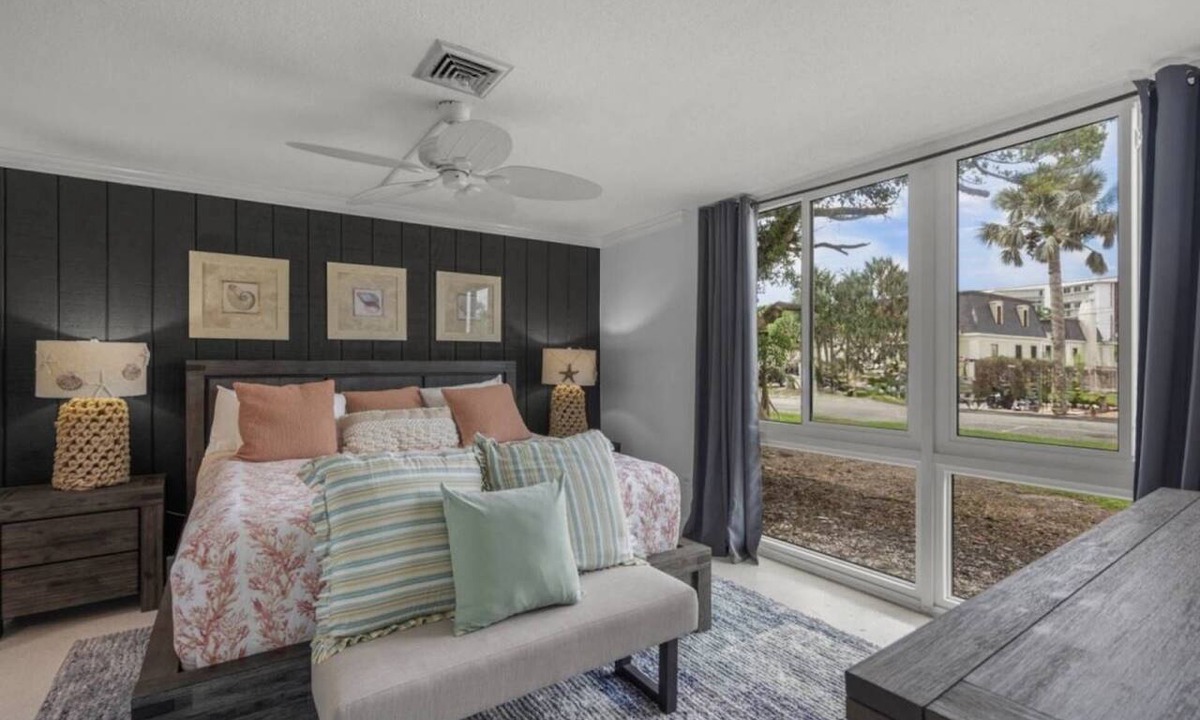 Saint Armands Key Condo | Eclectic Cottage Condo Steps to Lido Beach & St. Armand's, Heated Pool, Spa, & Parking Included!