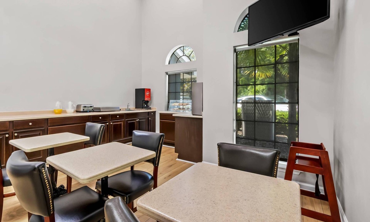 Cayce Hotel | Econo Lodge Inn & Suites Cayce I-26 Airport
