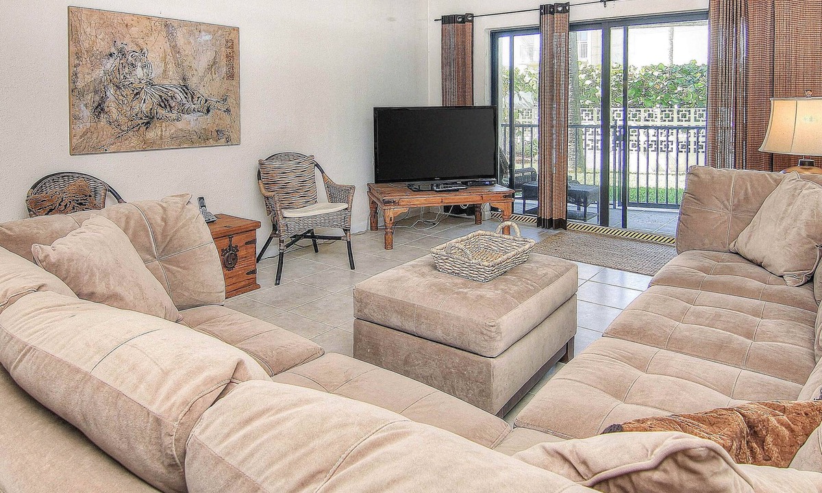 Belleair Beach Condo | Elegant 1st floor condo w private patio AC on site outdoor pool and gas grills
