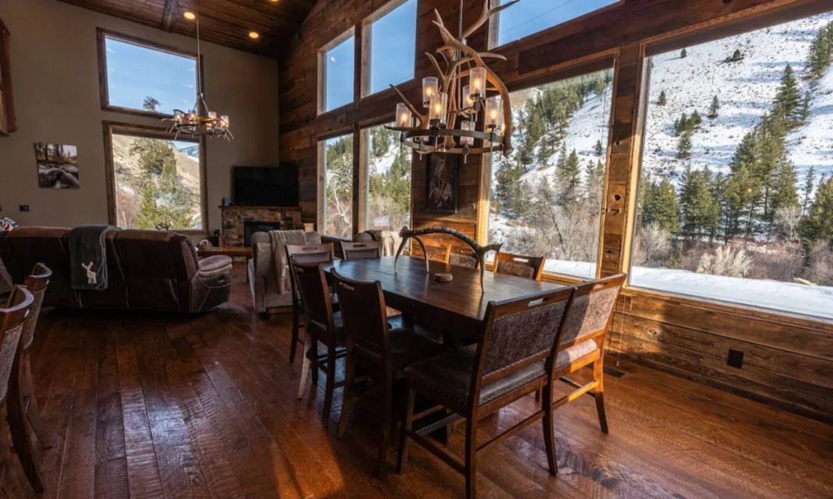 Cobalt Cabin | Elegant Rustic Cabin, Ski, Salmon River Dark Sky Sleeps 11 Huckleberry picking