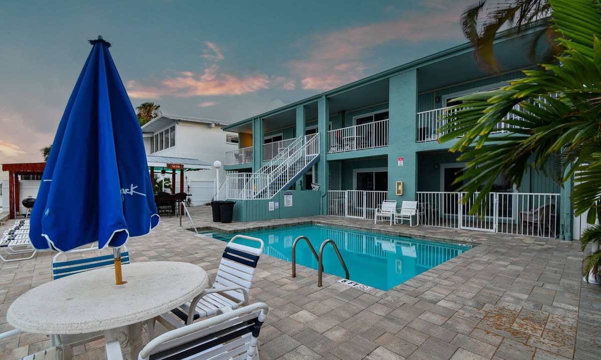 Bay Esplanade Apartment | Enchanted Inn; 7 Private King Suites Sleeps 16! Waterfront, Pool, Fishing Dock, Boat Docks & Tiki Bar!
