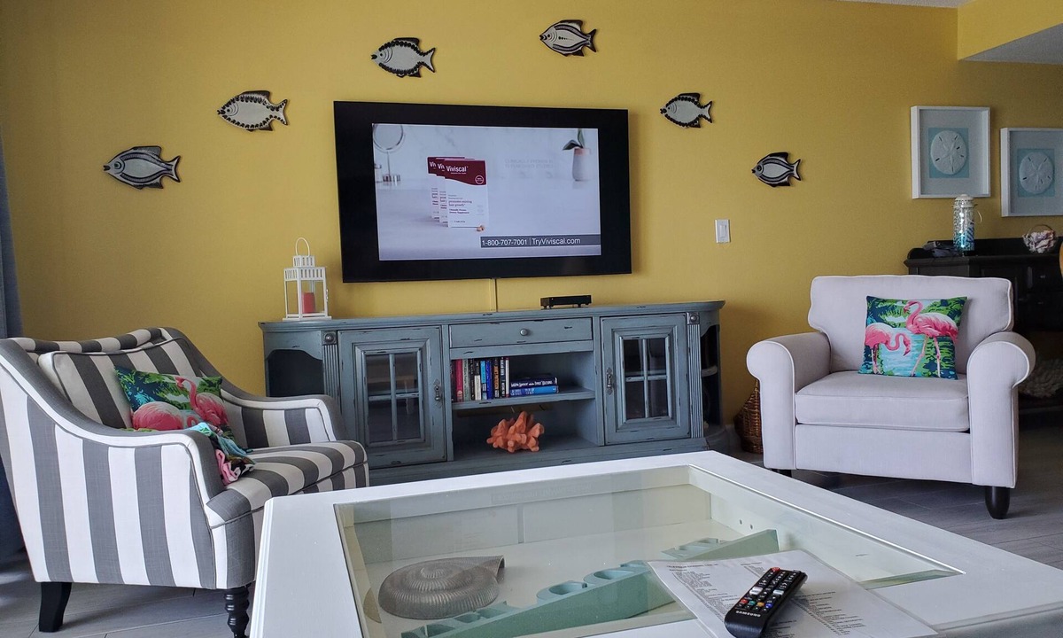 North Redington Beach Condo | Enjoy the white sands of the Gulf of Mexico in luxurious and spacious condo.