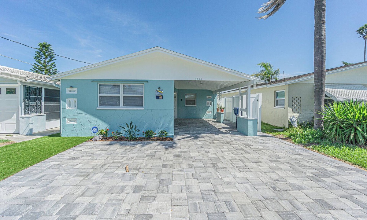 New Port Richey House | Enjoy this 2 Bedroom 2 Bath house on the canal with access to the Gulf!