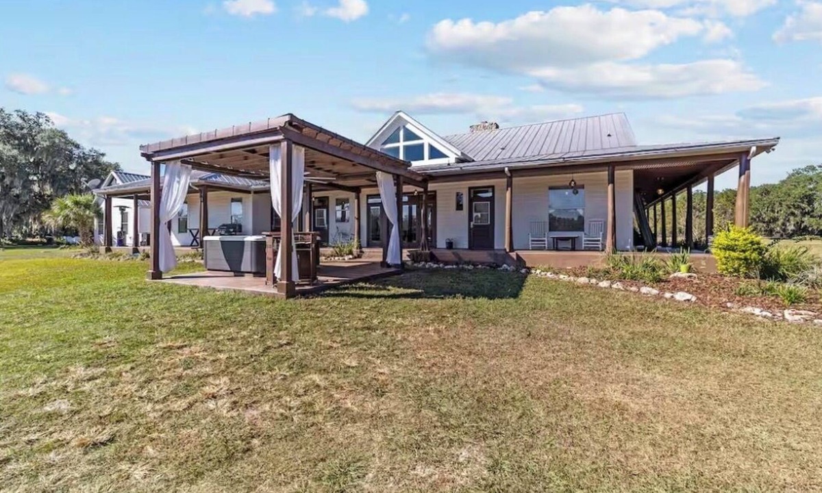 Reddick House | Enjoy total privacy on a fully fenced 25-acre luxury ranch retreat of 5100sqft
