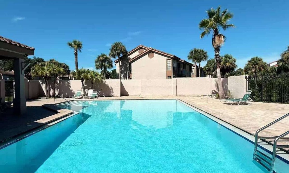 Florida Center North Condo | Entire Renovated Condo/10% OFF on Monthly Rent