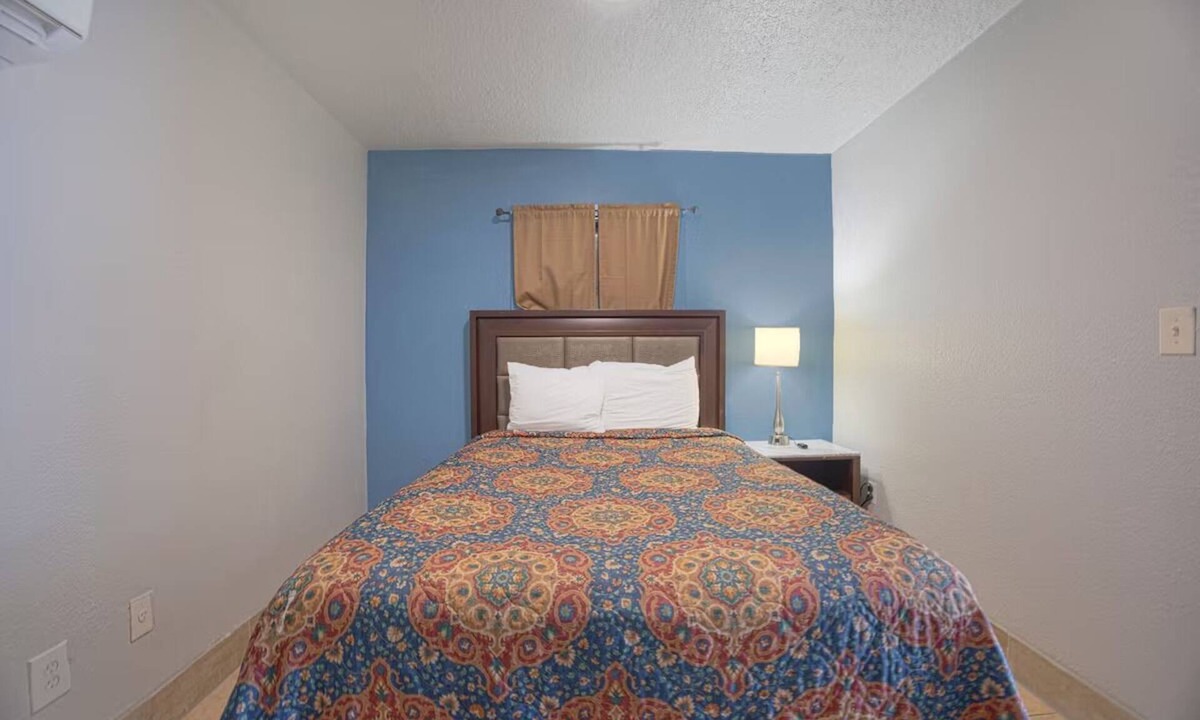 Merritt Island Hotel | Family-Friendly One-Bedroom Suite Near Kennedy Space Center & Cocoa Attractions