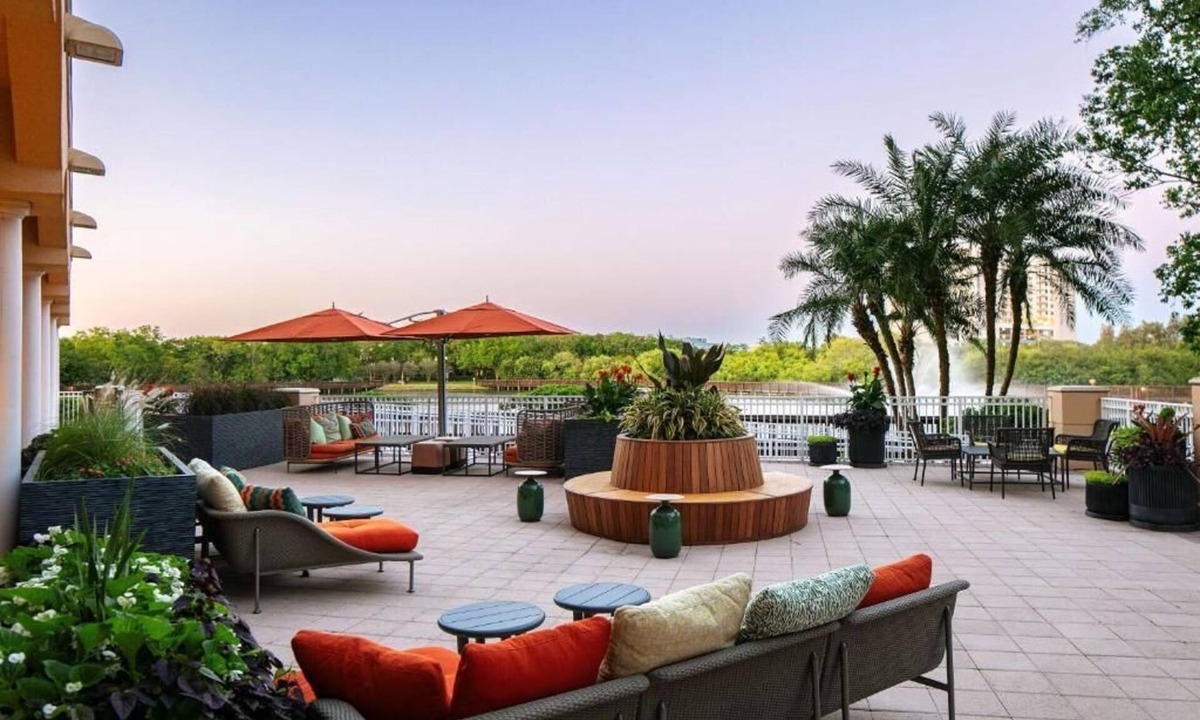St. Petersburg Hotel | Family Oasis with Infinity Pool & Lake Views | 4 Units w/Pool Access