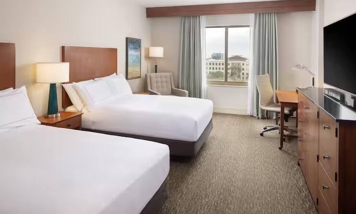 St. Petersburg Hotel | Family Retreat with Infinity Pool & Waterfront Dining