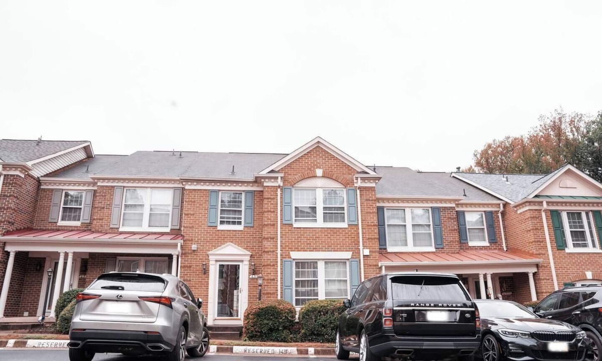 Springfield House | Fantastic 3-bedroom townhome with in Springfield