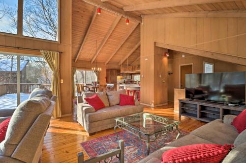 East Stroudsburg House | Fire Pit & Grill: Lakefront Poconos Cottage!