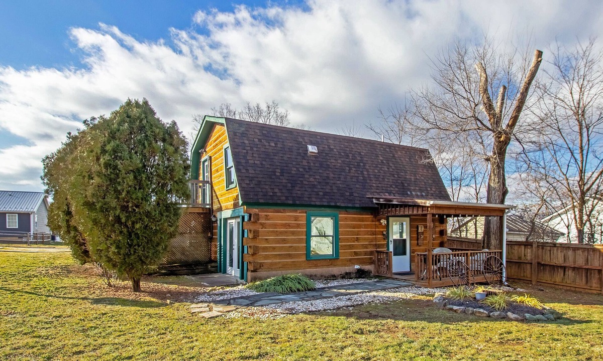 Stanley House | Firepit, Grill & Dual Apartments, Perfect for Couples