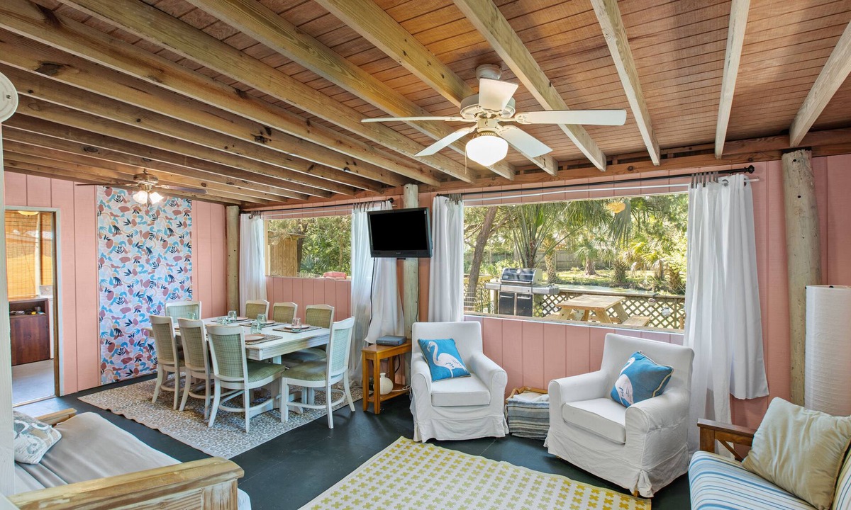 Steinhatchee House | Fish camp, pet and family friendly game room and pond