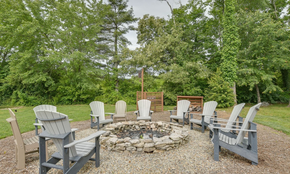 Upward House | Flat Rock Tiny Home: BBQ-Ready Patio & Pool Access