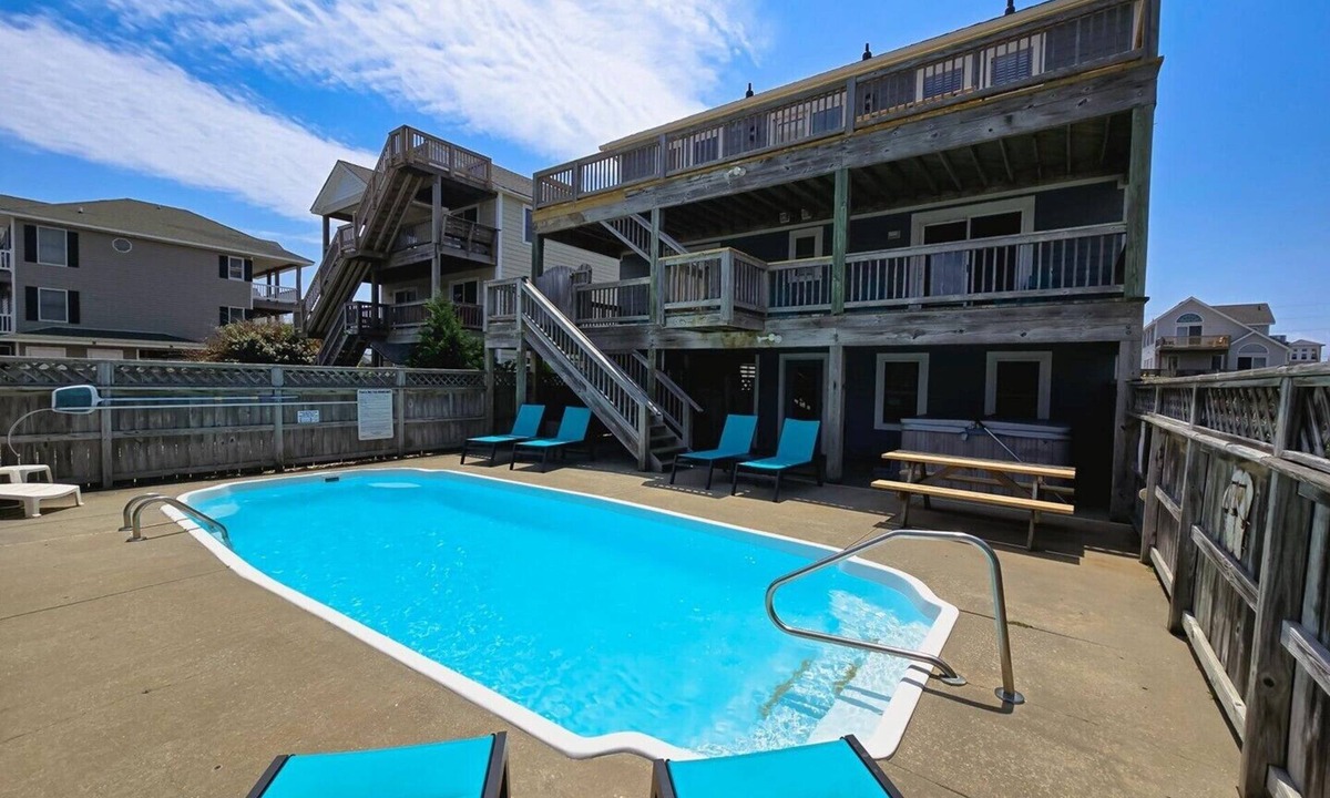 Kill Devil Hills House | Free Private Heated Pool, Hot Tub, Fall flex stays, Pets OK, Rec. Room, Close to Beach & Restaura.