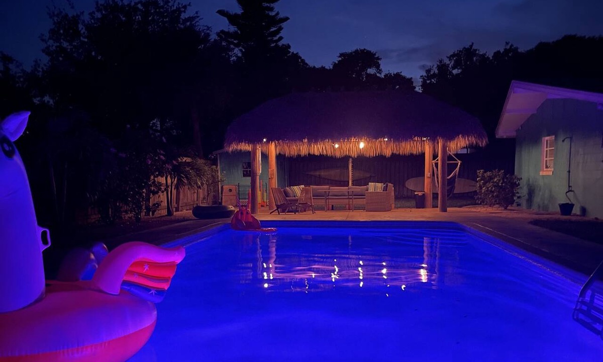Cocoa Isles House | FreeHeatedLargePool~Walk2Beach~FirePit~MiniGolf~2Kings~BeachGear~TikiHut~Games