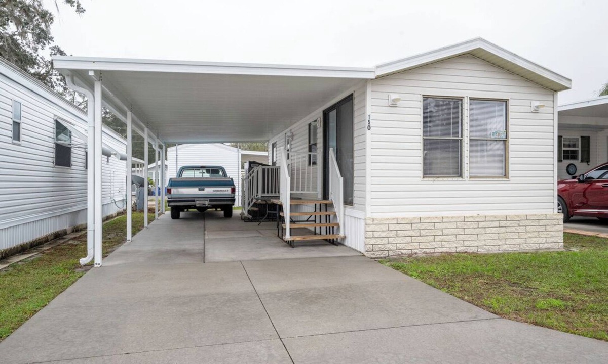Zephyrhills South House | Fully remodeled cozy mobile home in charming Zephyrhills with AC, WiFi