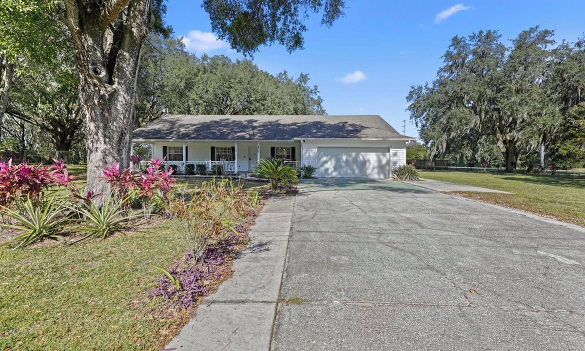 Lakeland House | Fun Country Acre Getaway 3/2 w/Firepit & Game Room